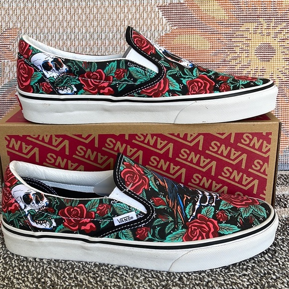 Vans WMNS Classic Slip-0n
Rose Skulls Black/True White 
VN0A7Q5D6BT
Sneakers - Picture 4 of 16